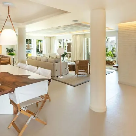 Villa Beachfront La Luisa, Golden Mile,