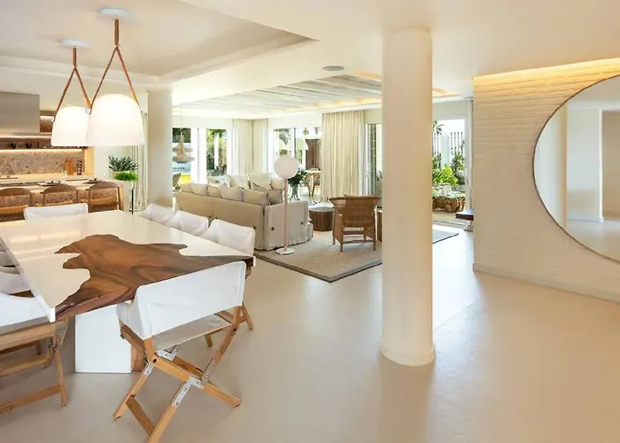 Вилла Beachfront La Luisa, Golden Mile,