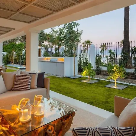וילה Beachfront La Luisa, Golden Mile, מארבלה